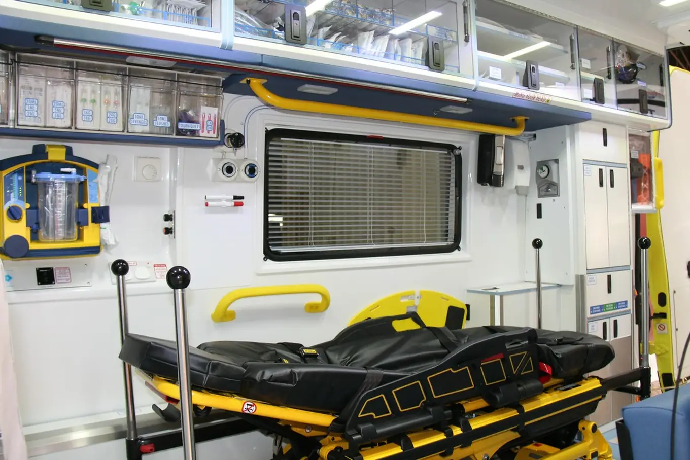wnętrze pojazdu do transportu medycznego